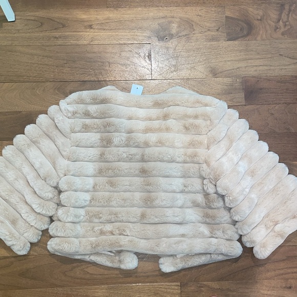 NWT Faux Fur Shrug - Picture 6 of 8